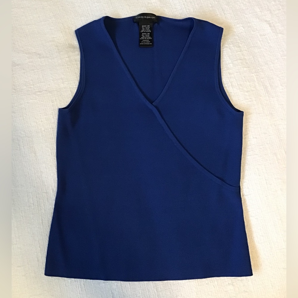 Cable & Gauge dark blue fitting sleeveless top. Size medium. Stretchy fabric